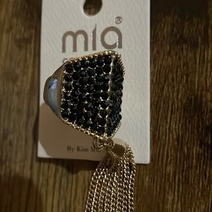 Mia collection gold and black ring with tassel collapsible back